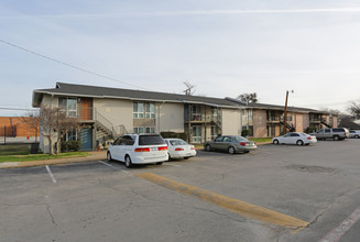 Claytons Mark Apartments in Grand Prairie, TX - Foto de edificio - Building Photo