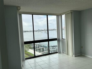 660 Island Way, Unit 405 in Clearwater, FL - Building Photo - Building Photo