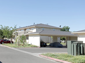 Hanford Apartments in Hanford, CA - Building Photo - Building Photo