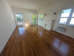 4627 St Charles Pl in Los Angeles, CA - Building Photo - Building Photo