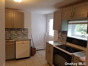 270 Radio Ave in Miller Place, NY - Foto de edificio - Building Photo