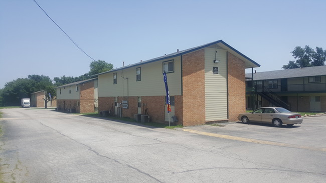 Cedar Crest Apartments in Owasso, OK - Building Photo - Building Photo