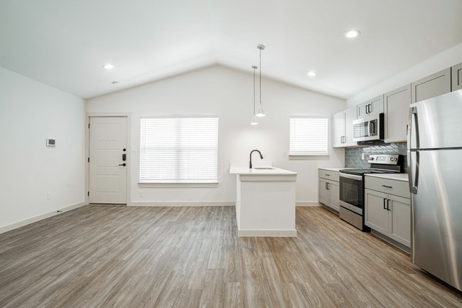 Parkside Green at Bishop Ridge in Dallas, TX - Building Photo - Building Photo