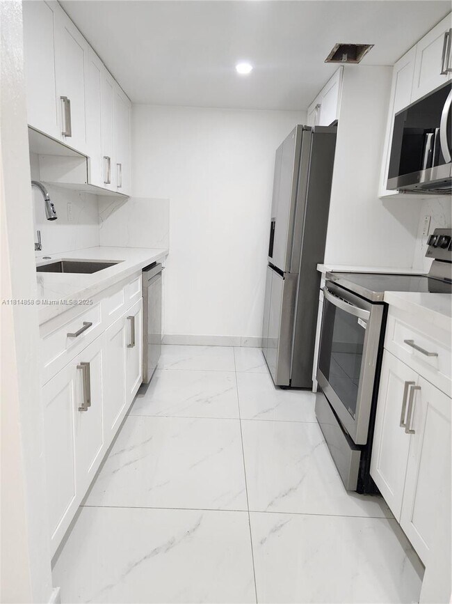 7101 Miami Lakes Dr in Hialeah, FL - Building Photo - Building Photo