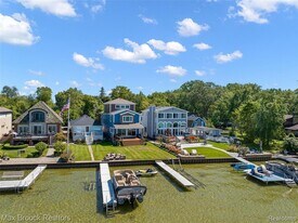2022 Willow Beach St in Keego Harbor, MI - Building Photo