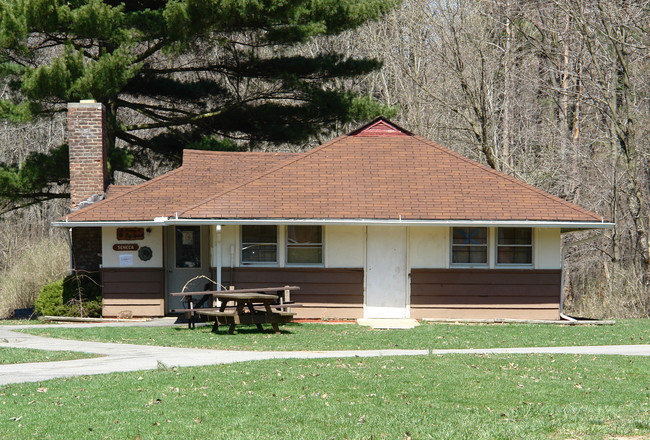 15000 C Cheerful Ln in Strongsville, OH - Foto de edificio - Building Photo