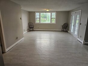 4 E Newberry Rd in Bloomfield, CT - Building Photo - Building Photo