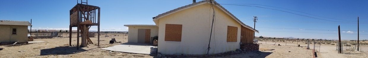 19873 Tussing Ranch Rd in Apple Valley, CA - Building Photo