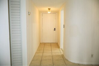 3905 N Nob Hill Rd in Sunrise, FL - Building Photo - Building Photo