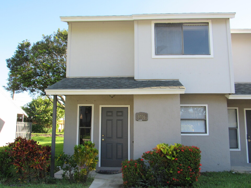 5706 Channel Dr in Greenacres, FL - Building Photo