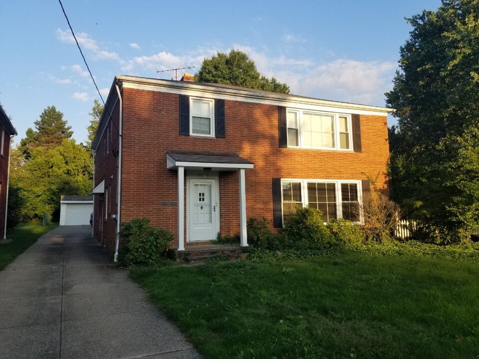 2945 Warrensville Center Rd in Shaker Heights, OH - Foto de edificio