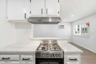 5549 Fulcher Ave in Los Angeles, CA - Foto de edificio - Building Photo