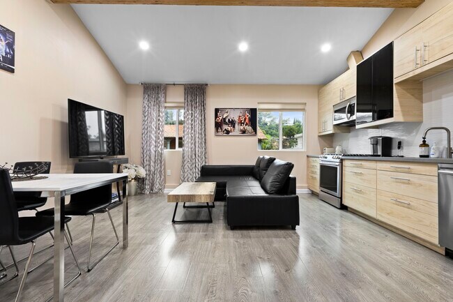 11429 Dona Pegita Dr, Unit 11427 in Studio City, CA - Building Photo - Building Photo