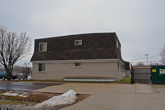 Bloomfield Lakes in Keego Harbor, MI - Foto de edificio - Building Photo