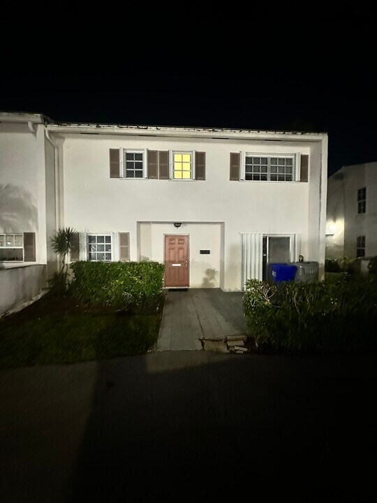 3115 N Palm Aire Dr in Pompano Beach, FL - Foto de edificio