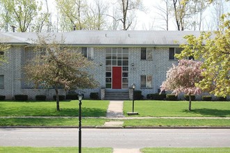 Village Park Manor in Webster, NY - Foto de edificio - Building Photo