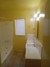 10227 England Ave, Unit #1 in Inglewood, CA - Foto de edificio - Building Photo