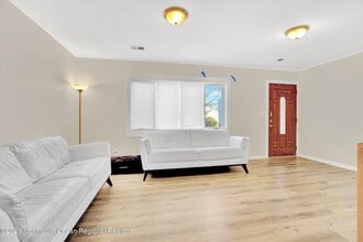 972 Woodgate Ave in Long Branch, NJ - Foto de edificio - Building Photo