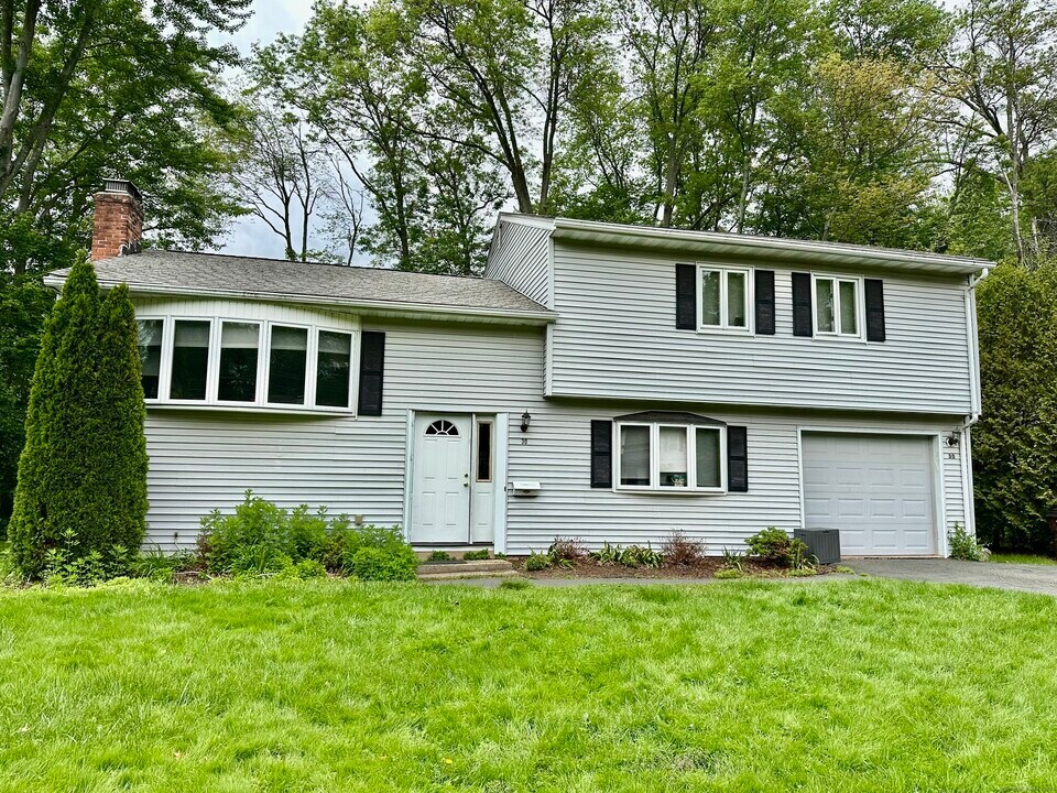 30 Lyman Rd in West Hartford, CT - Building Photo