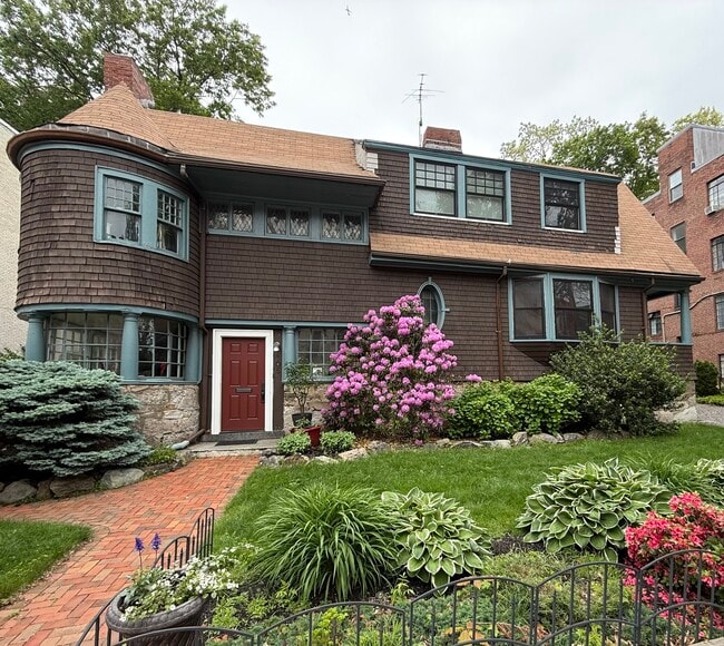 105 Strathmore Rd, Unit Apartment