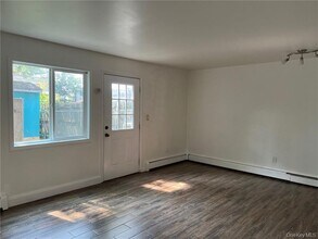 38 Hampton Ct in Middletown, NY - Foto de edificio - Building Photo