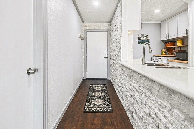 307 Yacht Club Ln in Seabrook, TX - Building Photo - Building Photo