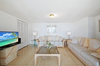 1450 Brickell Bay Dr, Unit 1407 in Miami, FL - Foto de edificio - Building Photo