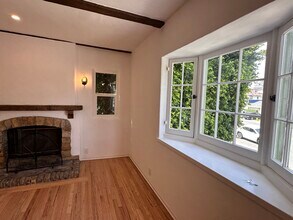 2108 S Beverly Glen Blvd, Unit 2108 in Los Angeles, CA - Foto de edificio - Building Photo
