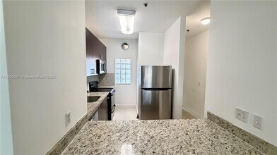 695 SW 11th St in Miami, FL - Foto de edificio - Building Photo