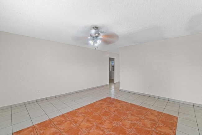 4905 Gulfstream Rd in Lake Worth Beach, FL - Building Photo - Building Photo