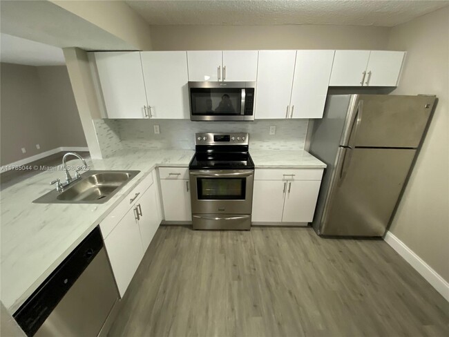 3396 Foxcroft Rd in Miramar, FL - Building Photo - Building Photo