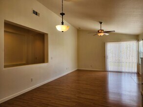 879 Poppyseed Ln in Corona, CA - Foto de edificio - Building Photo
