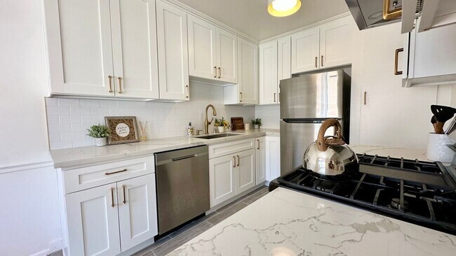 Spacious 1 & 2 Bedroom Apartments in Burbank, CA - Building Photo - Building Photo