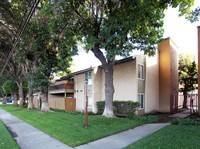 Villa Monterey Apartments in Azusa, CA - Foto de edificio - Building Photo