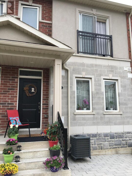 1020-1020 Dunsley Wy in Whitby, ON - Building Photo