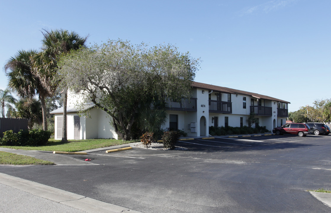 Oasis Apartments in Ft. Myers, FL - Building Photo