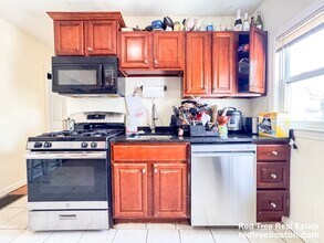 28 Linden St, Unit 1 in Boston, MA - Foto de edificio - Building Photo