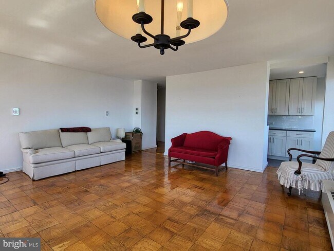 220 Locust St in Philadelphia, PA - Building Photo - Building Photo