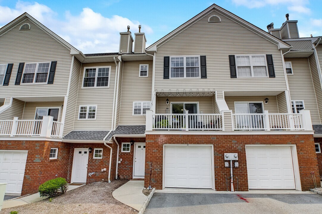 16 Castle Dr in Berkeley Heights, NJ - Building Photo