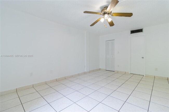 14611 N Kendall Dr in Miami, FL - Building Photo - Building Photo