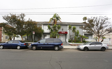 18414 Collins St in Tarzana, CA - Building Photo - Building Photo