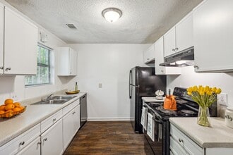 Lakeside Townhomes in Atlanta, GA - Foto de edificio - Building Photo