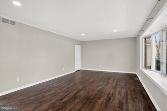 927 Juliet Ln in Arnold, MD - Building Photo - Building Photo