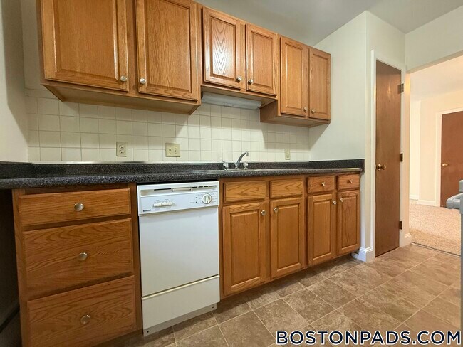 12 Brattle Dr, Unit 6 in Arlington, MA - Building Photo - Building Photo