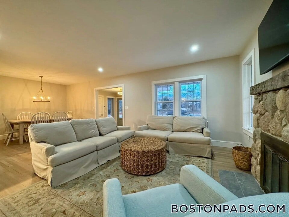 127 Rockland St in Hingham, MA - Building Photo