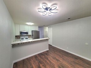 1410 Valleyridge Dr in Austin, TX - Building Photo - Building Photo