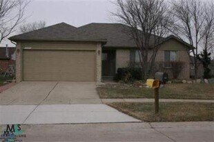 2081 Newburgh Dr in Troy, MI - Building Photo