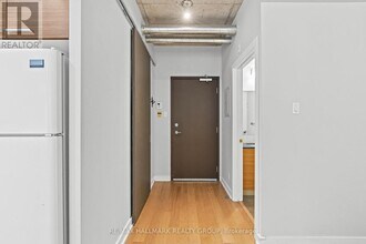 354-354 Gladstone Ave in Ottawa, ON - Building Photo - Building Photo