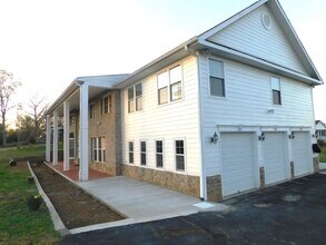 10828 Miller Rd in Oakton, VA - Foto de edificio - Building Photo