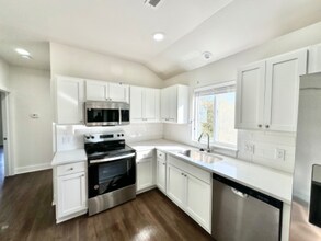 1215 Corporate Dr-Unit -204 in Adrian, MI - Building Photo - Building Photo